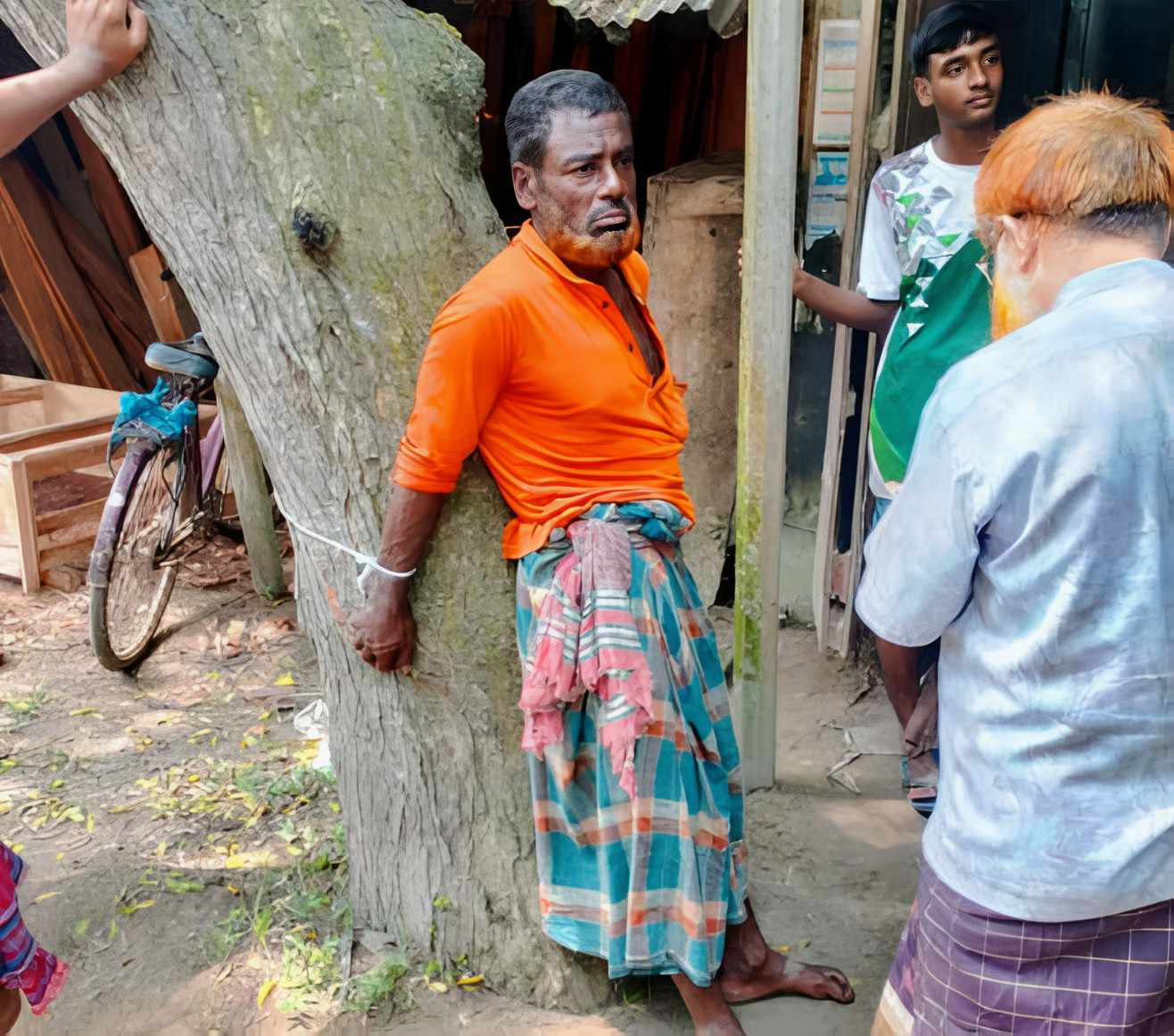 বাগমারা'য় মাছ চুরির অপবাদে ভ্যানচালক'কে গাছে বেঁধে নির্যাতন-