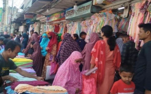 পবিত্র ঈদুল ফিতর উপলক্ষে রংপুরের বাজারগুলোতে জমে উঠেছে কেনাকাটার ধুম