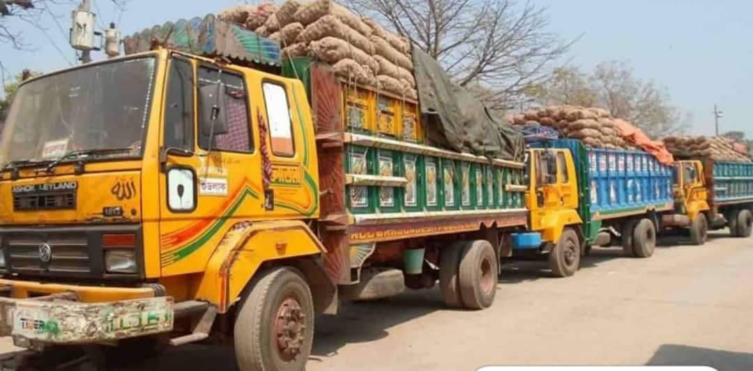 চাঁপাইনবাবগঞ্জের সোনামসজিদ স্থলবন্দর কাস্টমস কর্মকর্তাদের কর্মবিরতিতে স্থবির