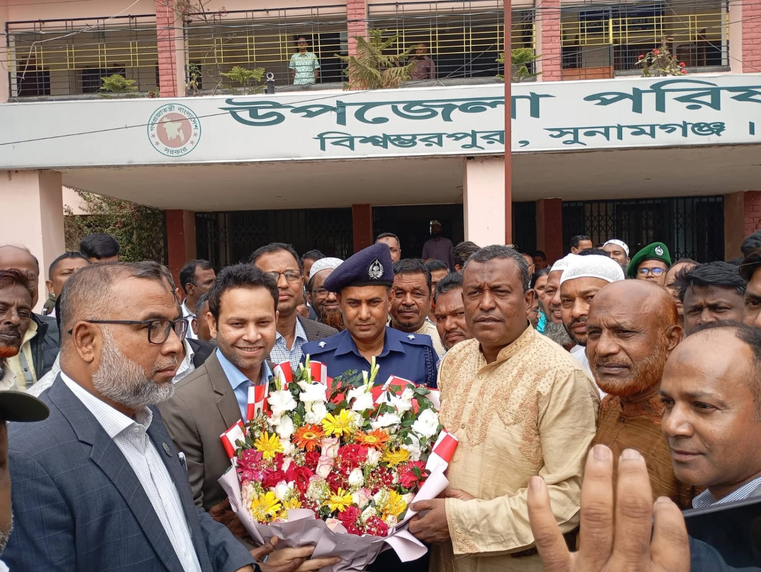 উপজেলা পরিষদ প্রাঙ্গণে এমপি নূরুলকে ফুলেল সংবর্ধনা ও সম্মাননা ক্রেস্ট প্রদান
