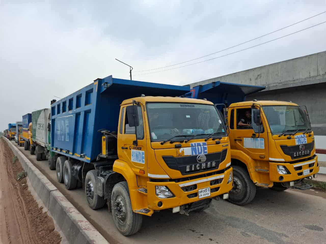 রূপগঞ্জে গাড়ি চালকরা রাস্তায় বিমান চালায়!! এতে বাড়ছে দুর্ঘটনা।।