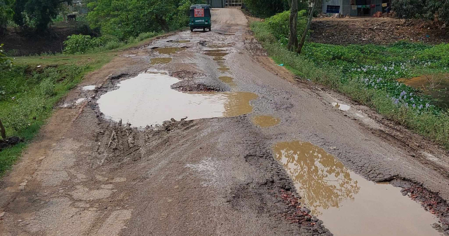 কলকলিয়া -তেলিকোনা (চন্ডিঢহর) সড়কের করুন দশা, ভারী যানবাহন চলাচল যেন মরার উপর খাড়া গা