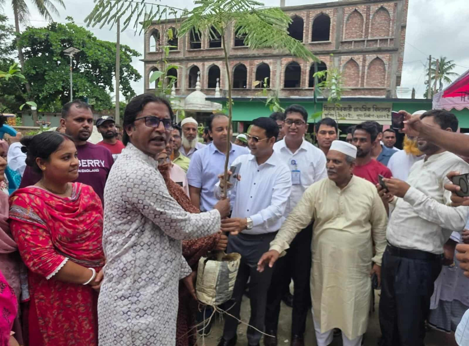 রূপগঞ্জে জেলা যুবদল নেতার উদ্যোগে বৃক্ষরোপণ ও চারা বিতরণ কর্মসূচি