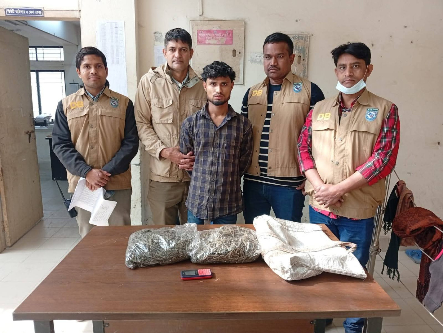 রংপুর জেলা পুলিশের ডিবি'র অভিযানে ২ কেজি গাঁজাসহ ১ জন মাদক কারবারি আটক