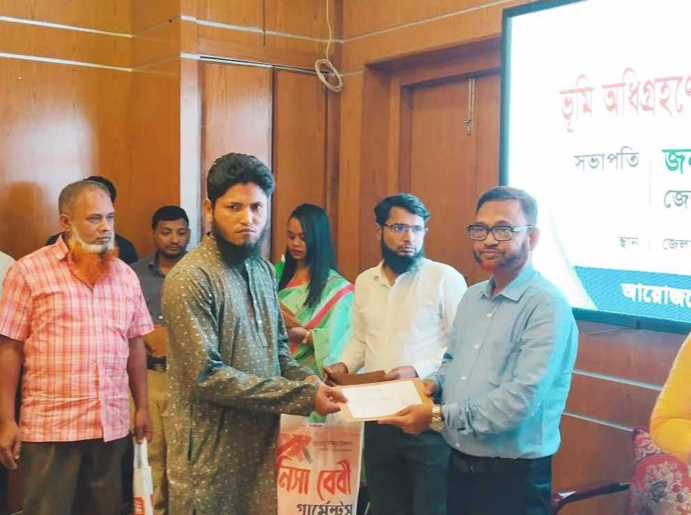 ময়মনসিংহে অধিগ্রহণকৃত ভূমি মালিকদের মাঝে চেক হস্তান্তর