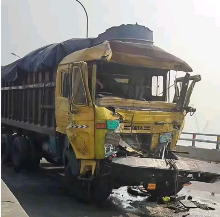 ভেড়ামারায় বিকল ট্রাককে ধাক্কা,পিষ্ট হলেন হেলপার