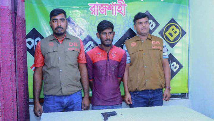 রাজশাহী জেলা ডিবির অভিযানে বিদেশি পি’স্তল'সহ-গ্রেপ্তার-১