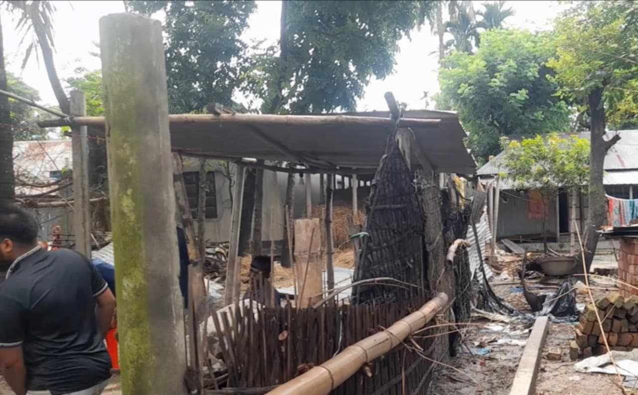 ত্রিশালে পূর্ব শত্রুতার জেড়ে ঘর ভাংচুর