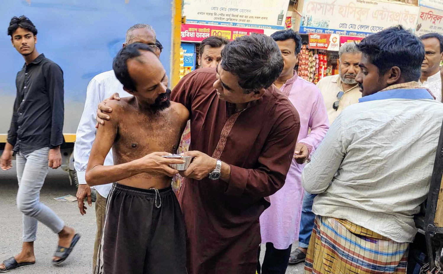 পথচারীদের মাঝে শিমুলের ইফতার-বি*ত*রণ