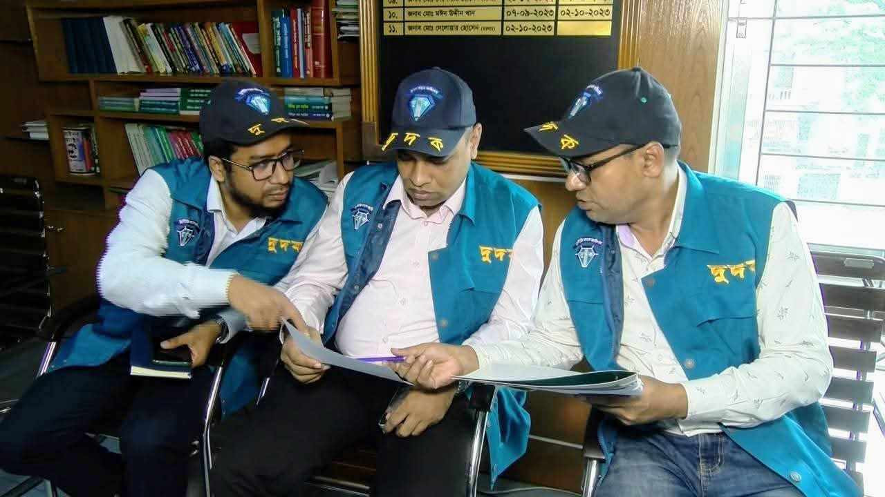 রাজশাহী নির্বাচন অফিসে,নাগরিক সেবায় ঘুষ লেনদেনের প্রমাণ পেল-দুদক