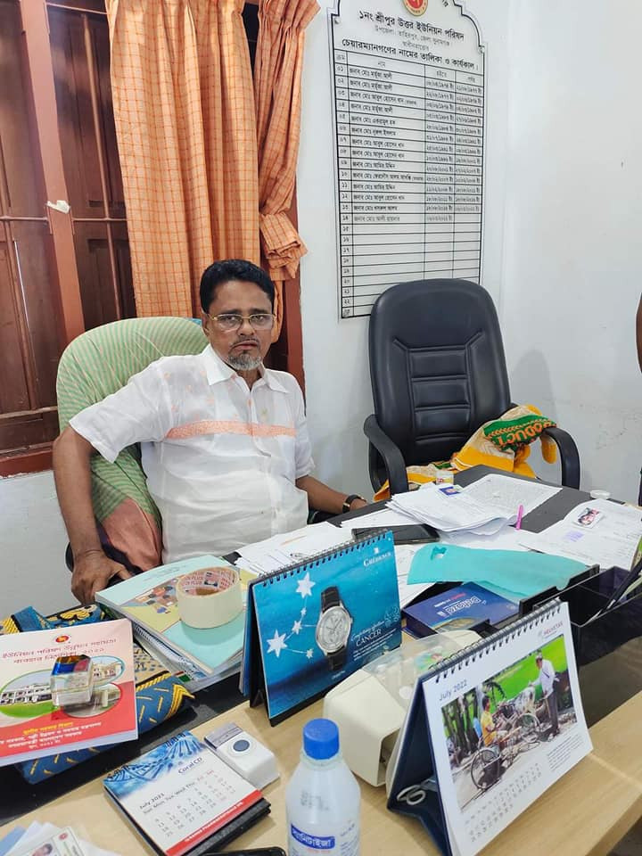 চৌকিদারের কাছ থেকেও ঘুস নেন তিনি!