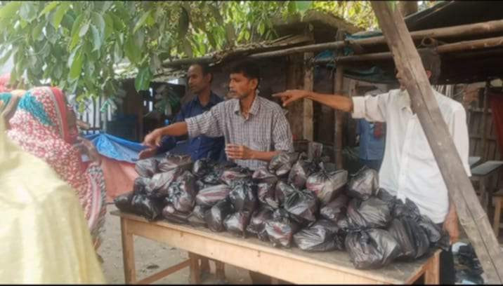 সুরমা সমাজ উন্নয়ন সংস্থা বদলগাছীর এর উদ্যোগে ইফতার ও ঈদ সামগ্রী বিতরণ