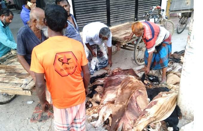 পশুর চামড়ার কাঙ্ক্ষিত দাম না পেয়ে হতাশ হচ্ছেন ক্রেতারা: সরকার নির্ধারিত দামে চামড়া বিক্রি করতে না পেরে অনেকের ক্ষোভ প্রকাশ