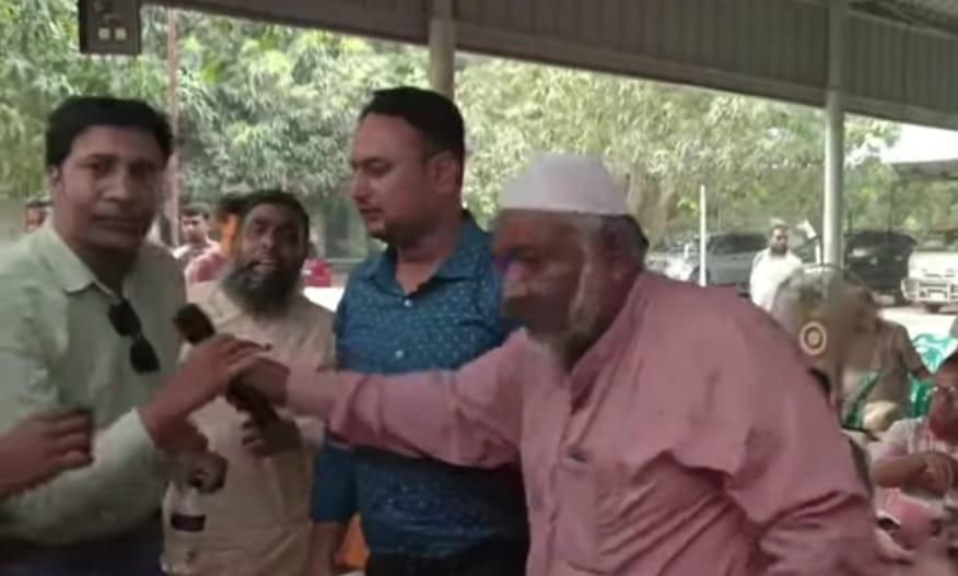 চাঁপাইনবাবগঞ্জে জেলা প্রশাসনের আয়োজিত মতবিনিময় সভায় সাংবাদিকদের তোপের মুখে বিএনপি নেতা