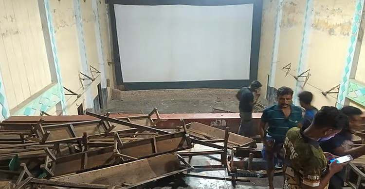 ঈশ্বরগঞ্জে সম্প্রচারে বিঘ্ন ঘটায় সিনেমা হলে ভাঙচুর।