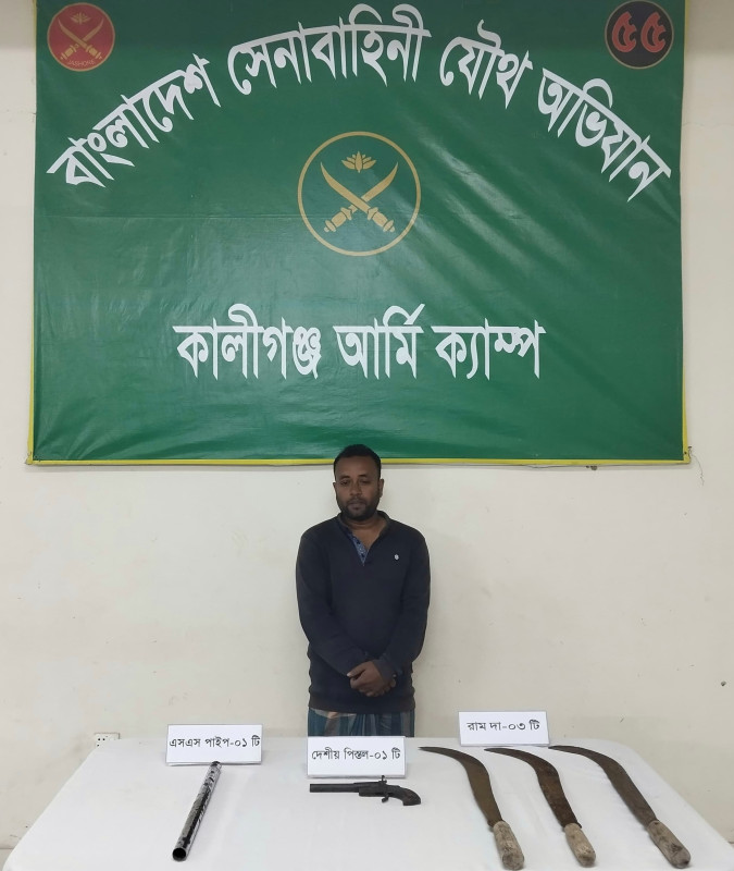 শ্যামনগরে যৌথবাহিনী সেনাবাহিনী ও বিজিবি যৌথ অভিযানে অস্ত্রসহ আটক ১
