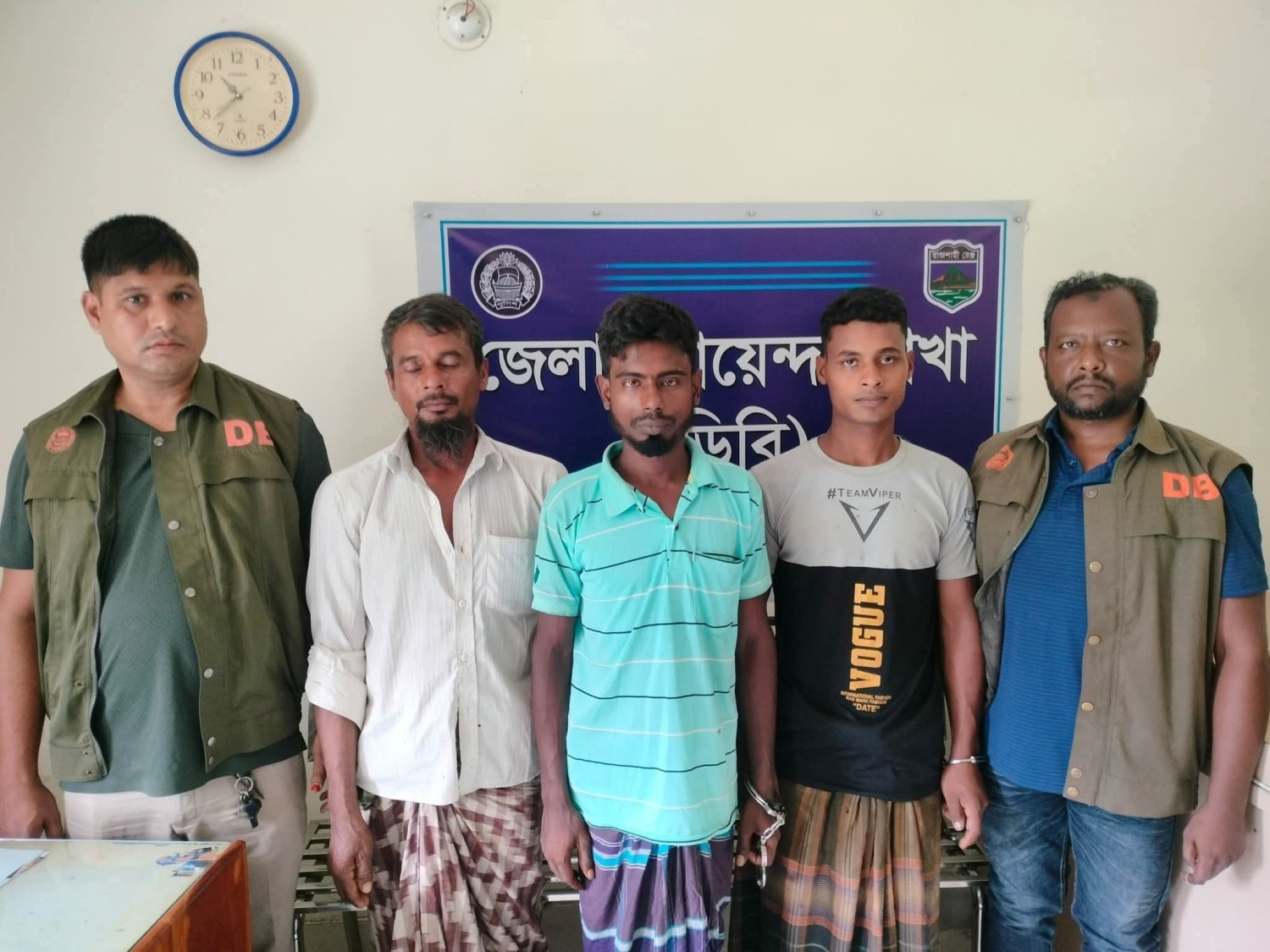 চাঁপাইনবাবগঞ্জের নাচোলের ভ্যান চালক হত্যার রহস্য উৎঘাটন, পুলিশের সংবাদ সম্মেলন