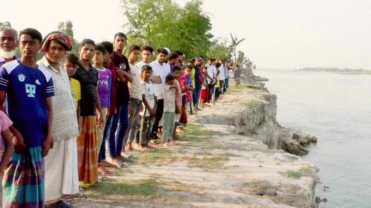 কুড়িগ্রামে অসময়ে ব্রহ্মপুত্র নদের ভাঙ্গন রোধে মানববন্ধন