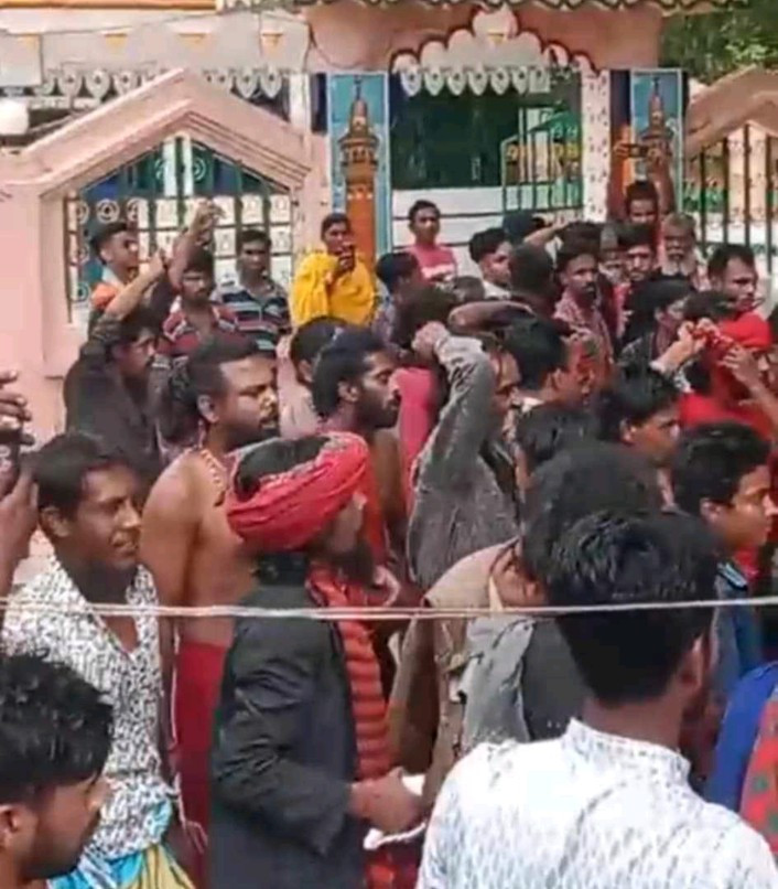 ভেড়ামারায় মাজারে অভিযানে গিয়ে পাগলদের হেনস্তার শিকার এসিল্যান্ড