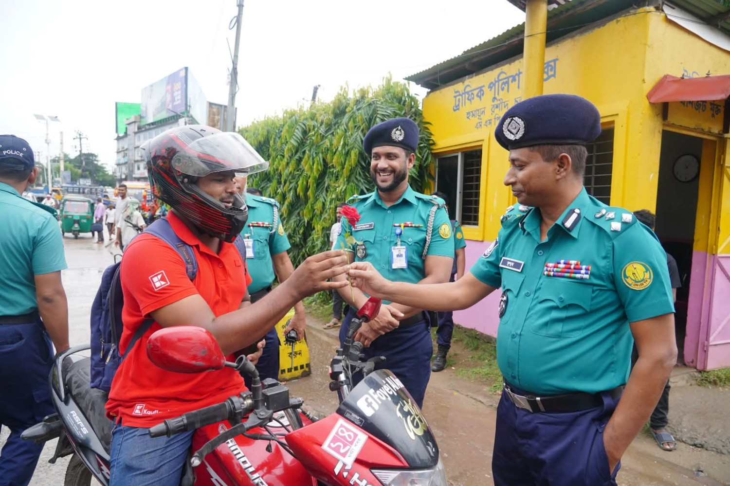 সিলেটে ট্রাফিক আইন মেনে চলা মোটরসাইকেল আরোহীদের ফুল দিয়ে শুভেচ্ছা জানালেন পুলিশ কমিশনার