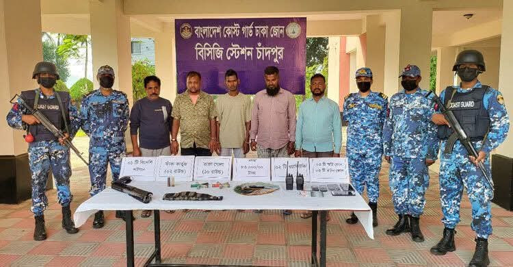 চাঁদপুরের মোহনপুরে কোস্ট গার্ডের অভিযান: কুখ্যাত ডাকাত কিবরিয়া মিয়াজীর পাঁচ সদস্য গ্রেপ্তার।