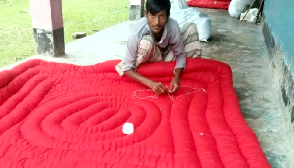 শীতের আগমনে লেপ তোষকের ব্যস্ততা; পলাশবাড়ীতে জমে উঠেছে ধুনকরদের শীতের বাজার