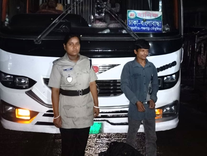 পলাশবাড়ীতে মাদকদ্রব্য নিয়ন্ত্রণের অভিযানে সাড়ে ৪ কেজি গাঁজাসহ মাদক কারবারী তরিকুল গ্রেফতার