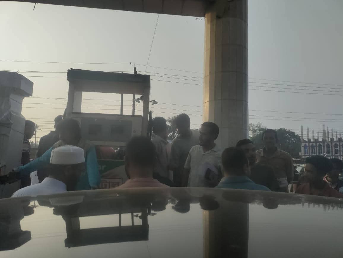 শেরপুরে ফিলিং স্টেশন পরিদর্শনে অতিরিক্ত জেলা ম্যাজিস্ট্রেট, জ্বালানি বিক্রয়ে শৃঙ্খলা বজায় রাখার নির্দেশনা