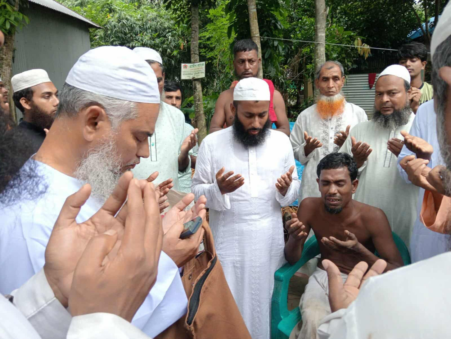 চৌহালীর কুরকি কলেজ পাড়ায় বিদ্যুৎস্পৃষ্টে শিশুর মৃত্যু, শোকাহত পরিবারের পাশে মুফতি নুরুন নাবী