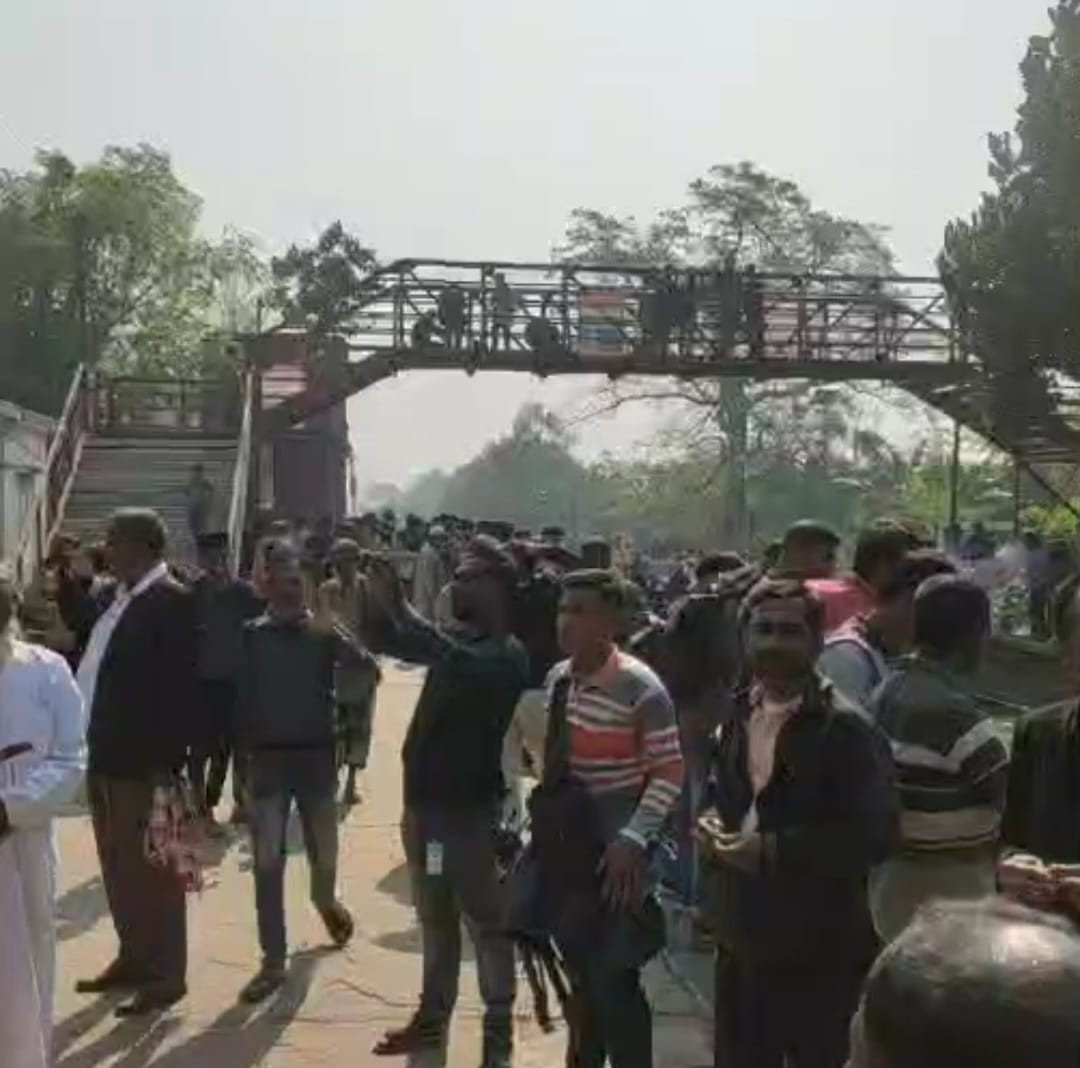 কুষ্টিয়ায় সাত দফা দাবিতে রেলপথ অবরোধ