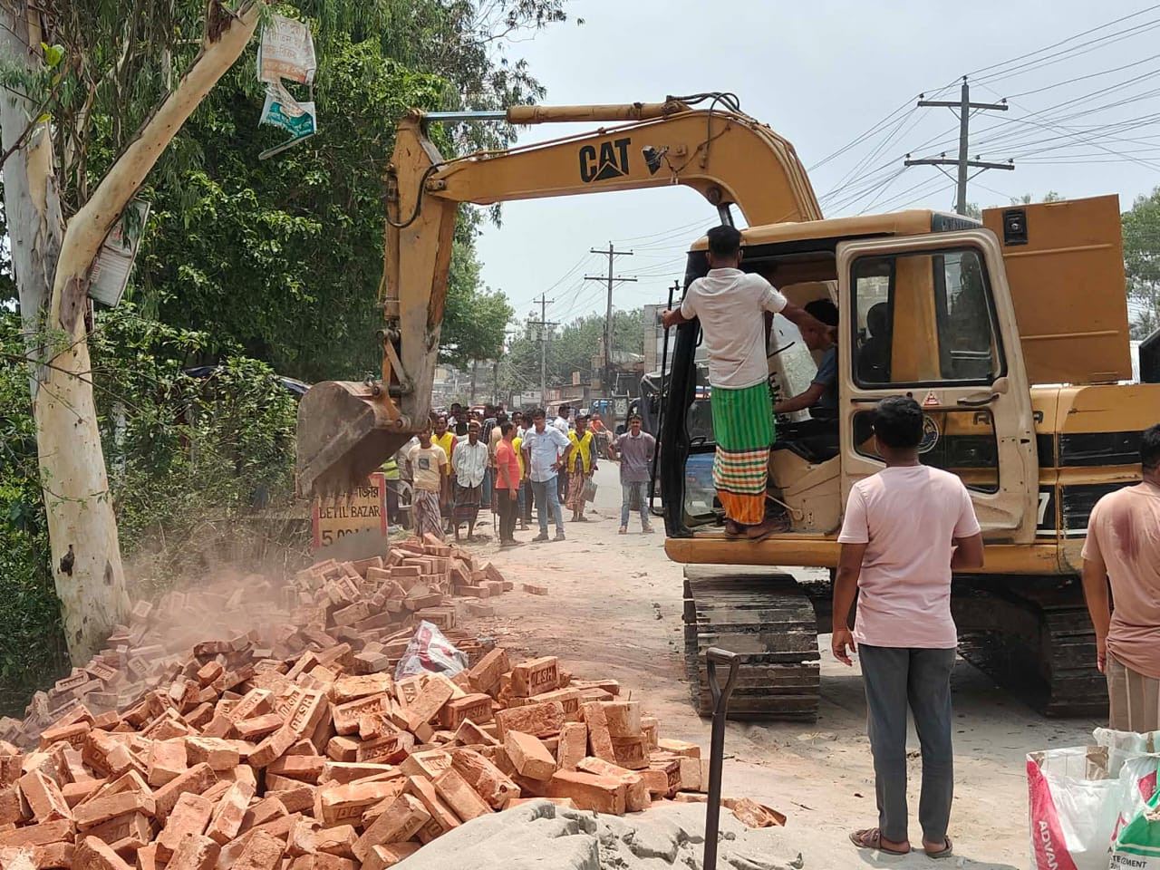 বেলকুচিতে যানজট নিরসনে আঞ্চলিক সড়কে  উচ্ছেদ অভিযান পরিচালনা -