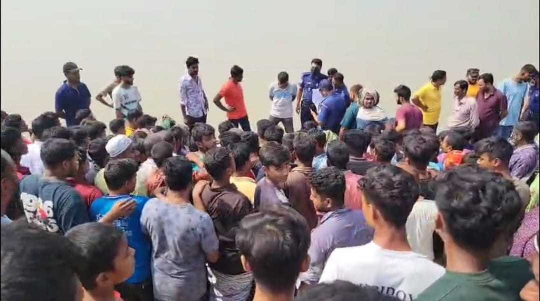 কুষ্টিয়ায় পদ্মায় ভাসছিল যুবকের লাশ, শরীরে কোপের আঘাত