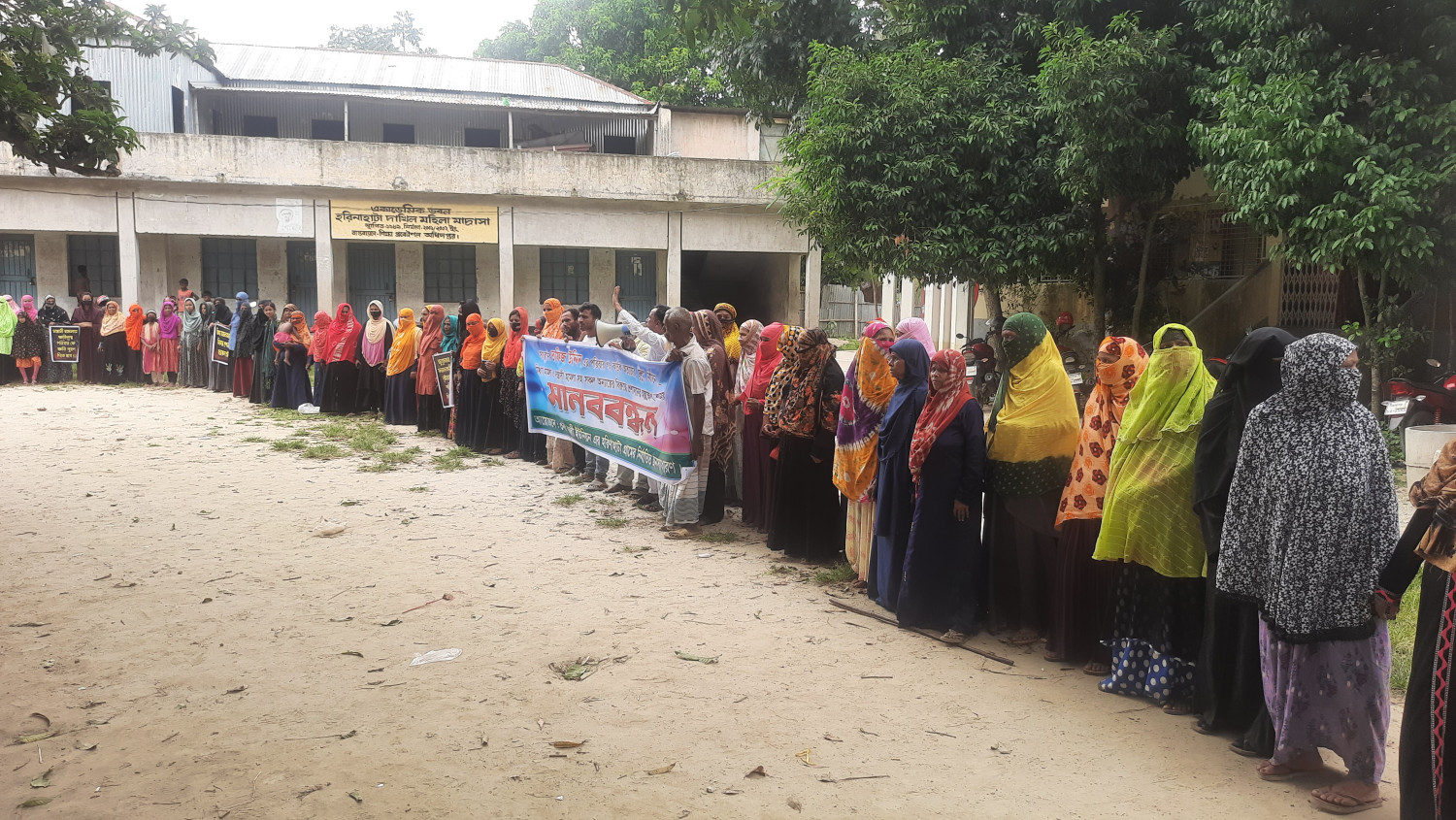 বহুলীতে সন্ত্রাসী হামলা ও ভাংচুরের প্রতিবাদে মানববন্ধন