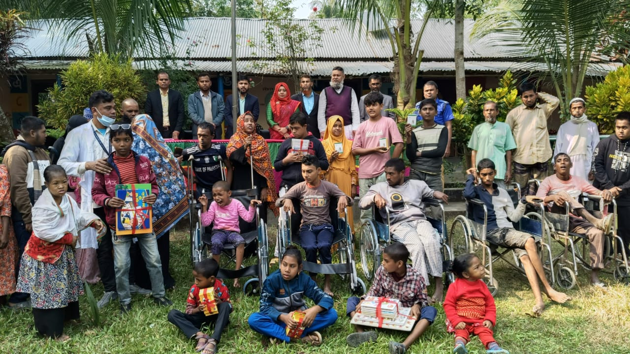 মান্দায় বুদ্ধি ও শারীরিক প্রতিবন্ধী শিক্ষার্থীদের মাঝে উপকরণ বিতরণ
