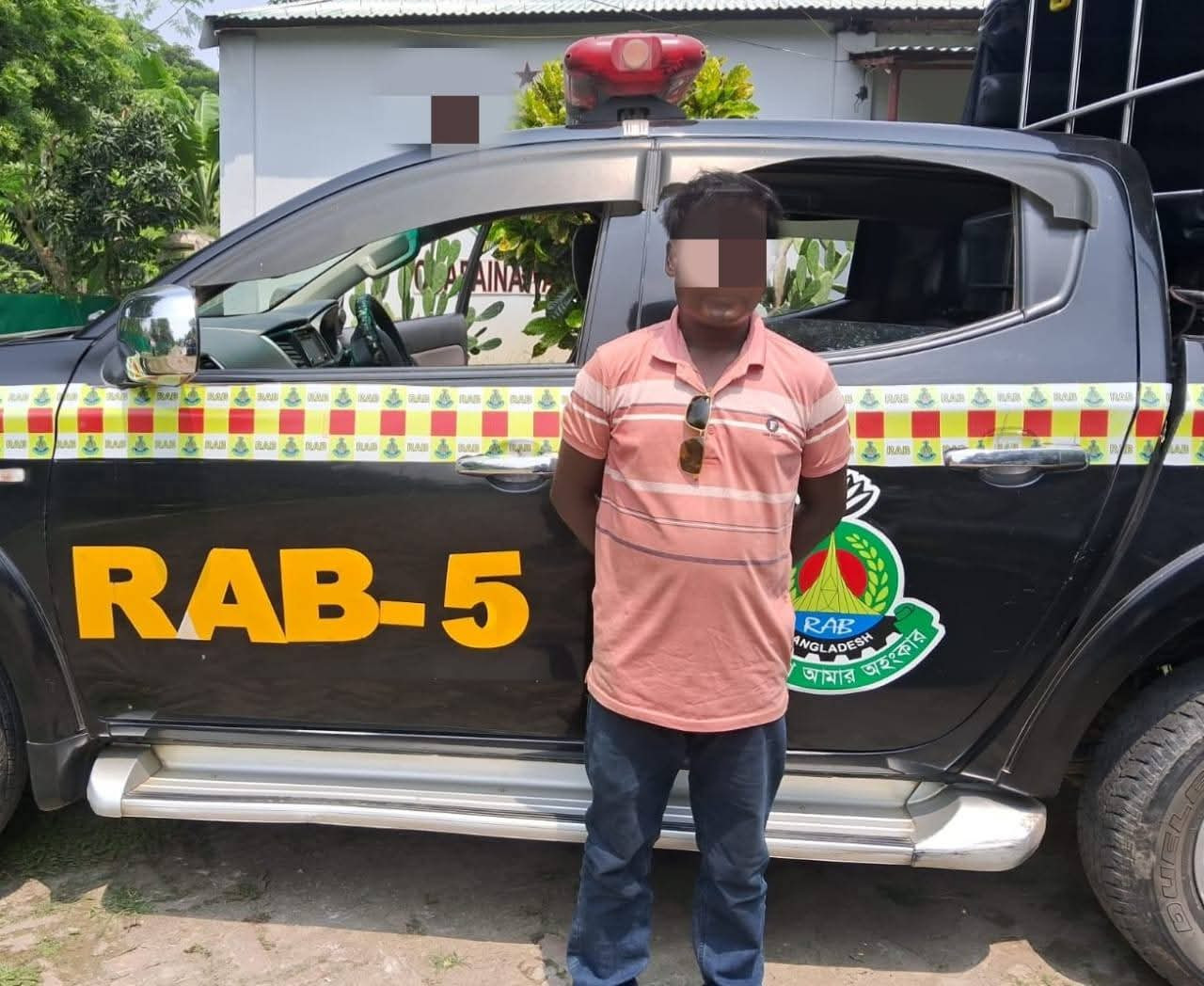 র্র্যাব-৫ (সিপিসি-১) চাঁপাইনবাবগঞ্জের অভিযানে ২ বছরের সাজাপ্রাপ্ত আসামি আটক