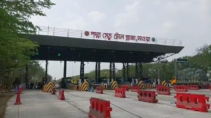 ঈদযাত্রার ৩ দিনে পদ্মা সেতুতে ১৩ কোটি টাকার টোল আদায়, পারাপার প্রায় ১ লাখ ২০ হাজার যান।