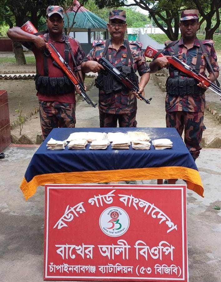চাঁপাইনবাবগঞ্জ সীমান্তে ৩ কেজি ৮০০ গ্রাম হেরোইন সদৃশ্য বস্তু সহ নৌকা জব্দ করেছে ৫৩ বিজিবি