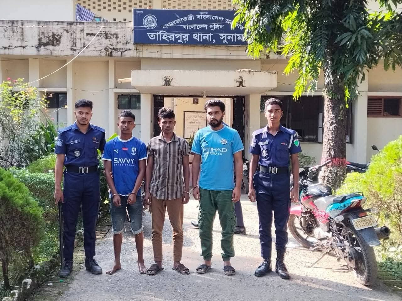 তাহিরপুরে অবৈধ বালু উত্তোলনে মোবাইল কোর্ট পরিচালনা: ৪ জনের কারাদণ্ড, বাল্কহেড জব্দ