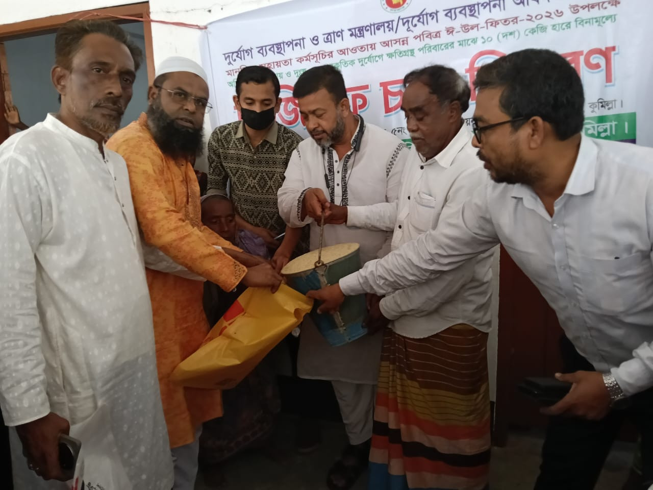 পবিত্র ঈদুল ফিতর উপলক্ষে বড়কান্দা ইউনিয়ন পরিষদে ১০ কেজি করে বিনামূল্যে ভিজিএফের চাল বিতরণ
