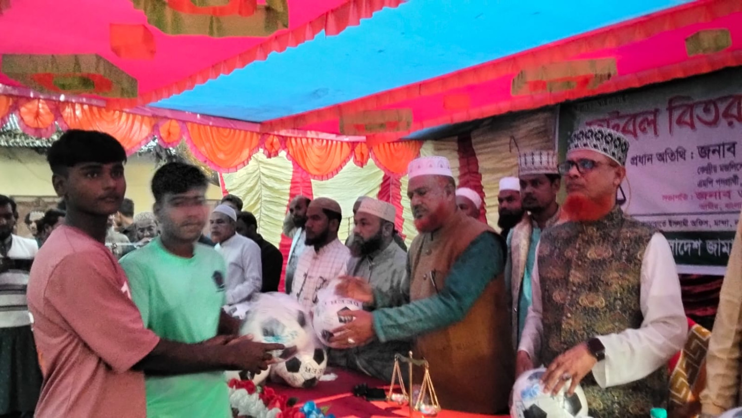 মান্দায় জামায়াতের এমপি প্রার্থী খন্দকার আব্দুর রাকিবের উদ্যোগে ফুটবল বিতরণ।