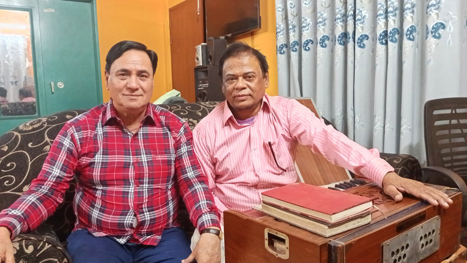 মুন্সিগঞ্জ পঞ্চসারে তুখোড় কন্ঠশিল্পীর সঙ্গে বিএনপি নেতা সাক্ষাৎ।