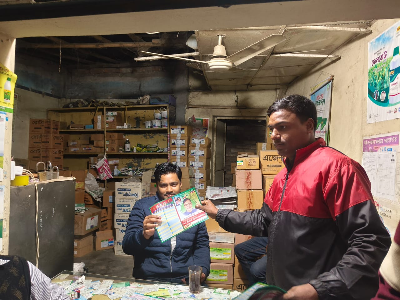 গোমস্তাপুরে বিএনপির ৩১ দফার লিফলেট বিতরণ ও গণসংযোগ