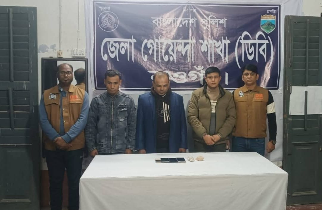 চাঁপাইনবাবগঞ্জের কোর্ট পুলিশের এএসআই সহ ৪ মাদক কারবারি নওগাঁ ডিবির হাতে গ্রেফতার