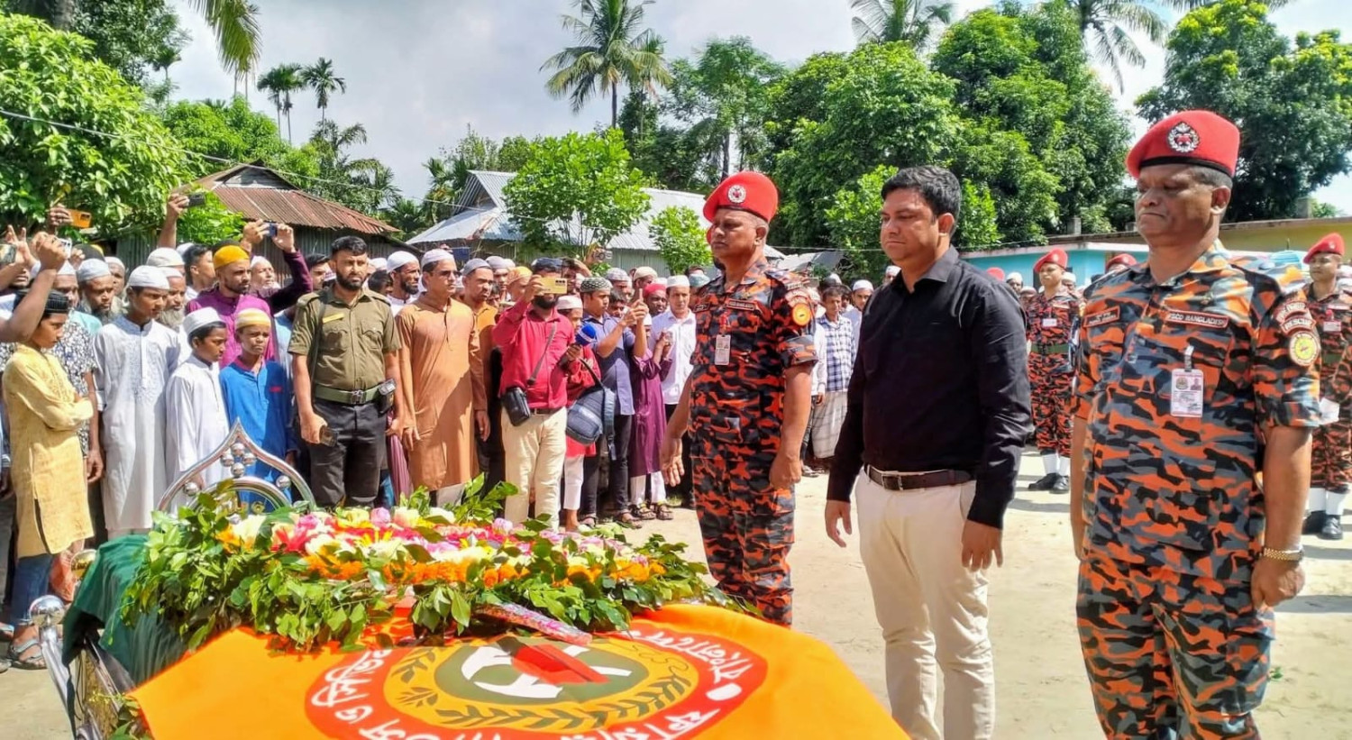 কেন্দুয়ায় গার্ড অব অনারের মাধ্যমে অগ্নিদগ্ধ ফায়ার ফাইটার শামীমের দাফন সম্পন্ন