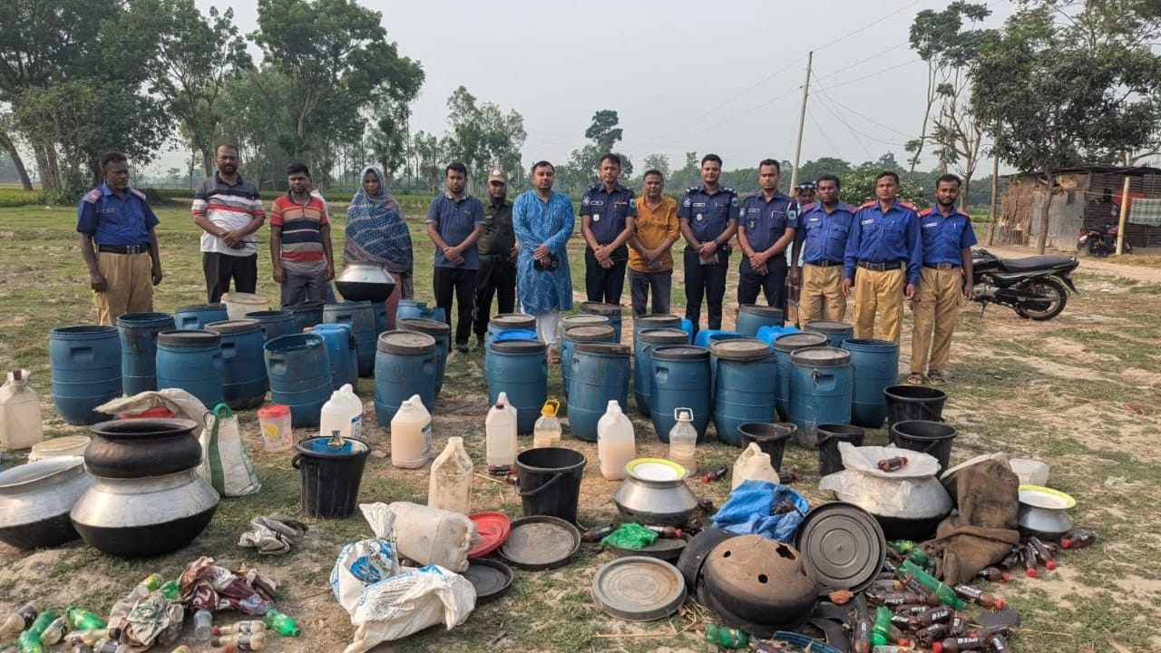 নওগাঁর ধামইরহাটে মাদকবিরোধী অভিযানে ৬,৫০০ লিটার চোলাইমদ উদ্ধার ও ধ্বংস