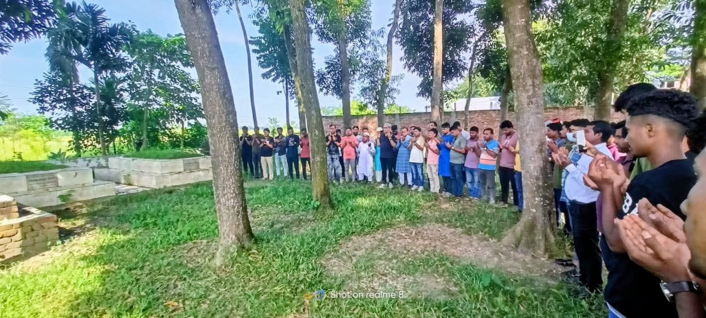 বাবা-মায়ের কবর জিয়ারত করে নির্বাচনী প্রচারাভিযান শুরু করলেন ড. রফিকুল ইসলাম হিলালী