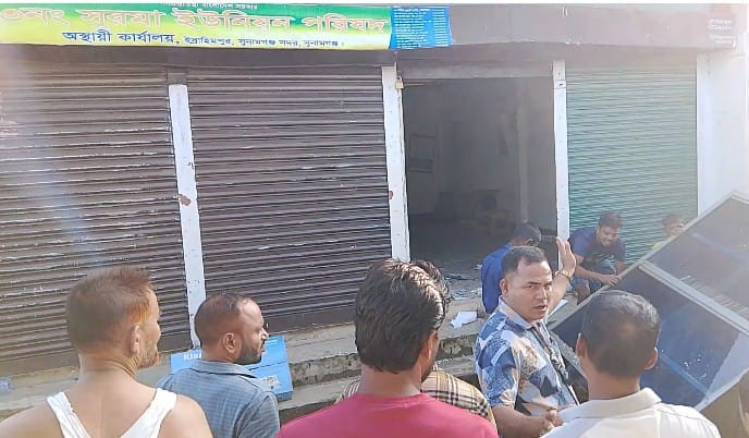 সুনামগঞ্জে সুরমা ইউনিয়ন পরিষদের আসবাবপত্র হস্তান্তরে বাঁধা।