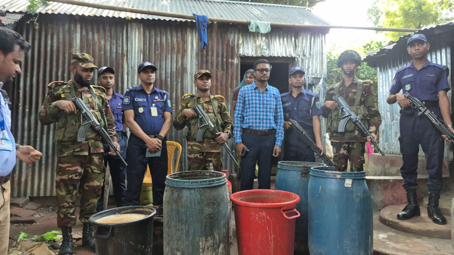 মধ্যনগরে যৌথ অভিযানে ২০০ লিটার চুলাই মদ জব্দ