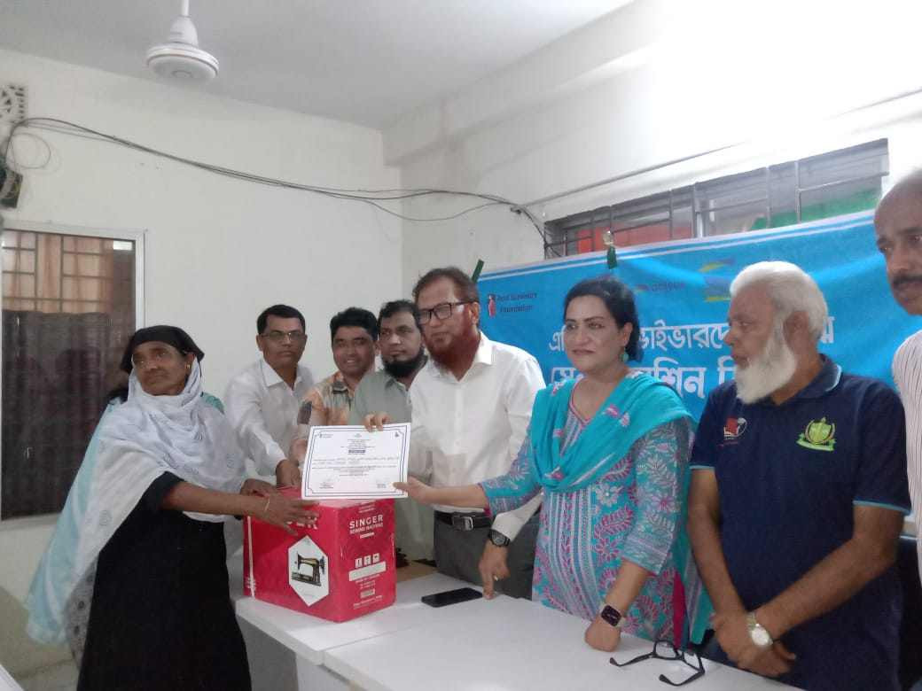 নরসিংদীতে এসিড সারভাইভারদের মাঝে সেলাই মেশিন বিতরণ