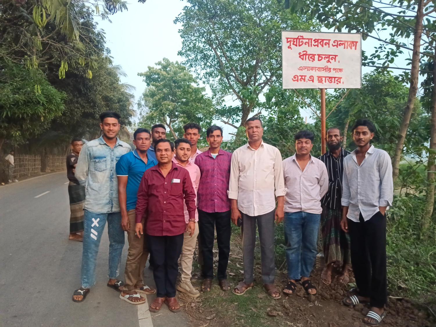 তাহিরপুর-সুনামগঞ্জ সড়কে দুর্ঘটনা প্রতিরোধে সতর্কীকরণ সাইনবোর্ড স্থাপন